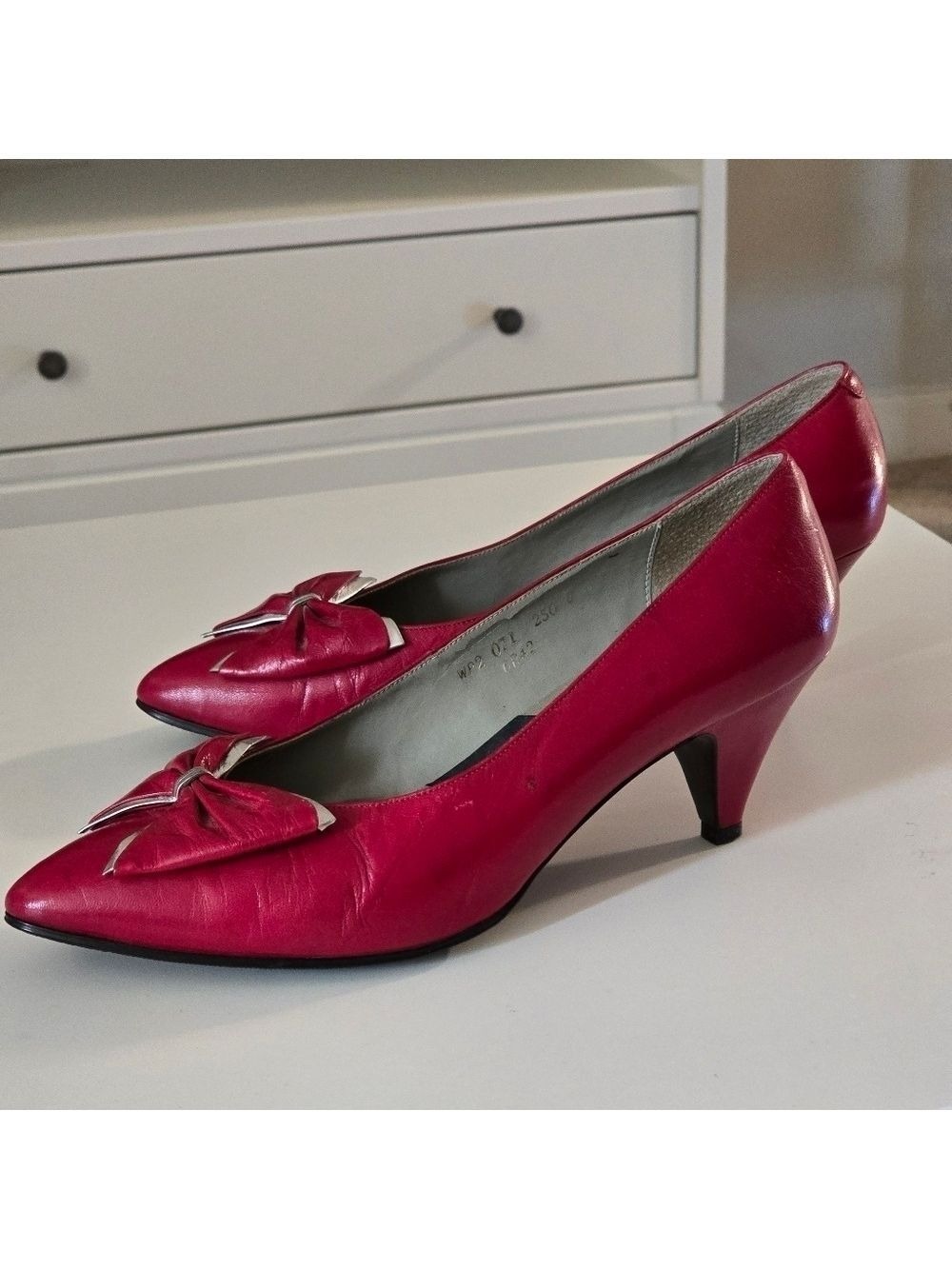 Vintage 80s leather pointed toe pumps with bow - Picture 3 of 12